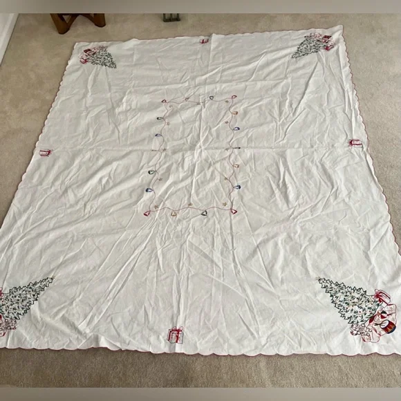 Vintage Embroidered Christmas Tablecloth with Matching Napkins. - Picture 5 of 11